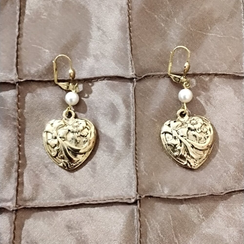 Vintage Filigree Gold Tone Heart Dangle Drop Pierced Earrings Pearl imitation